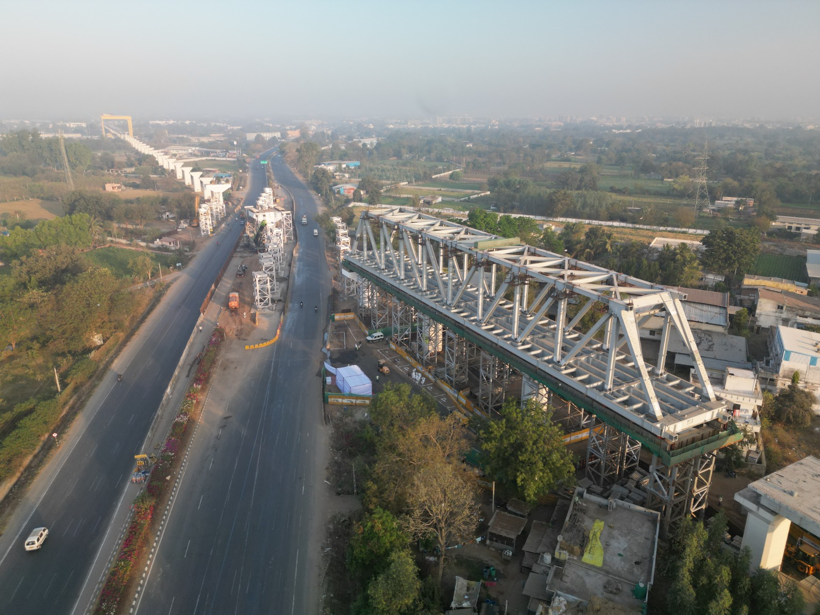 नवसारी ज़िले में नॉइज़ बैरियर एरेक्शन कार्य प्रगति पर है, अगस्त 2023।